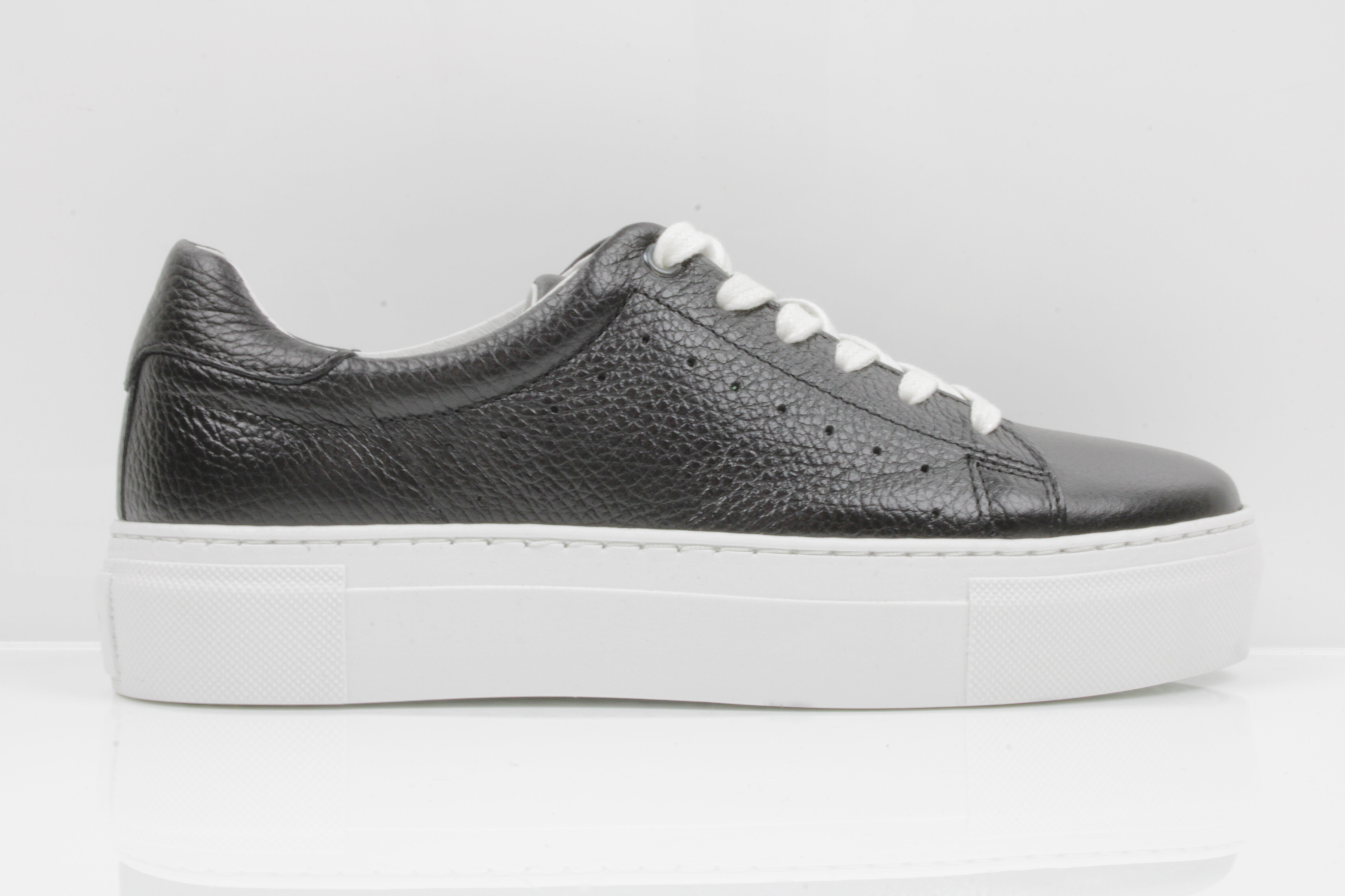 Gil Peterson Sneaker