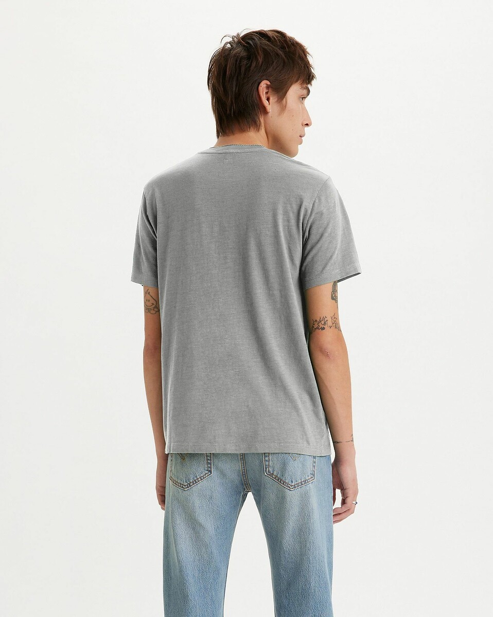 Camiseta LEVI'S com gola redonda e mangas curtas.