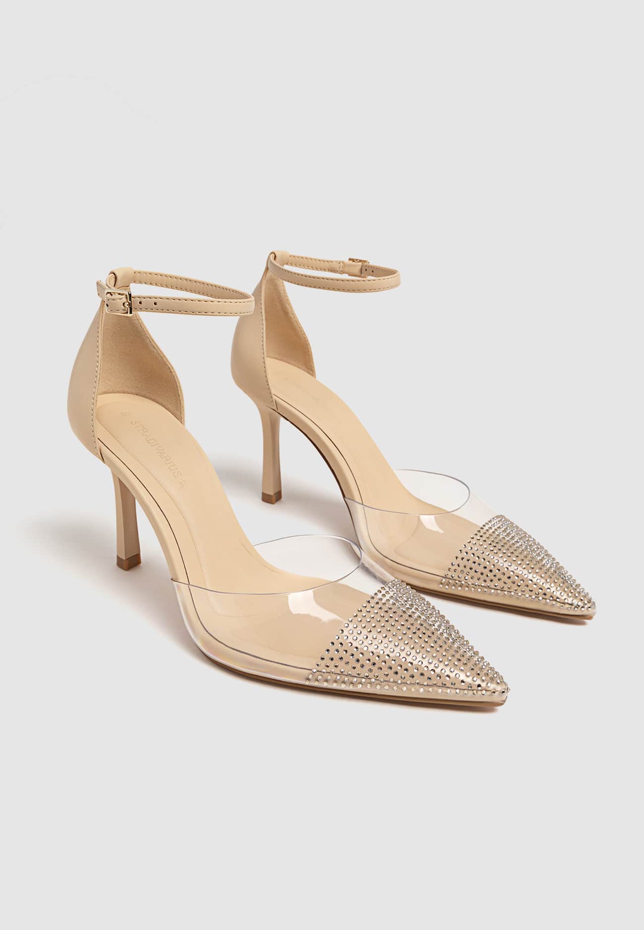Sapatos de salto alto em vinil com aplicações