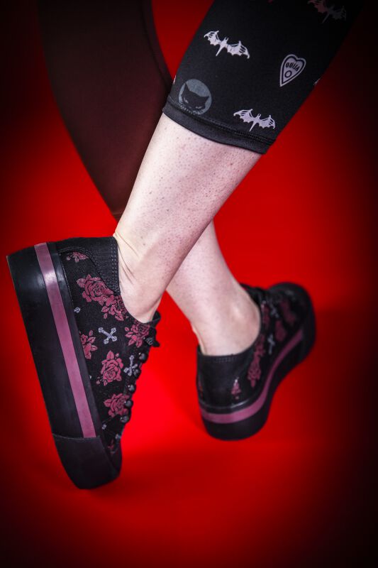 Baskets Basses Plateformes Avec Imprimés Croix & Roses | Rock Rebel by EMP Baskets