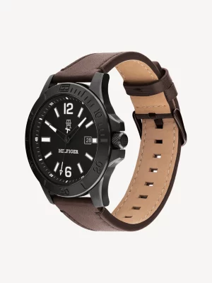 Relógio com mostrador preto e pulseira de couro marrom