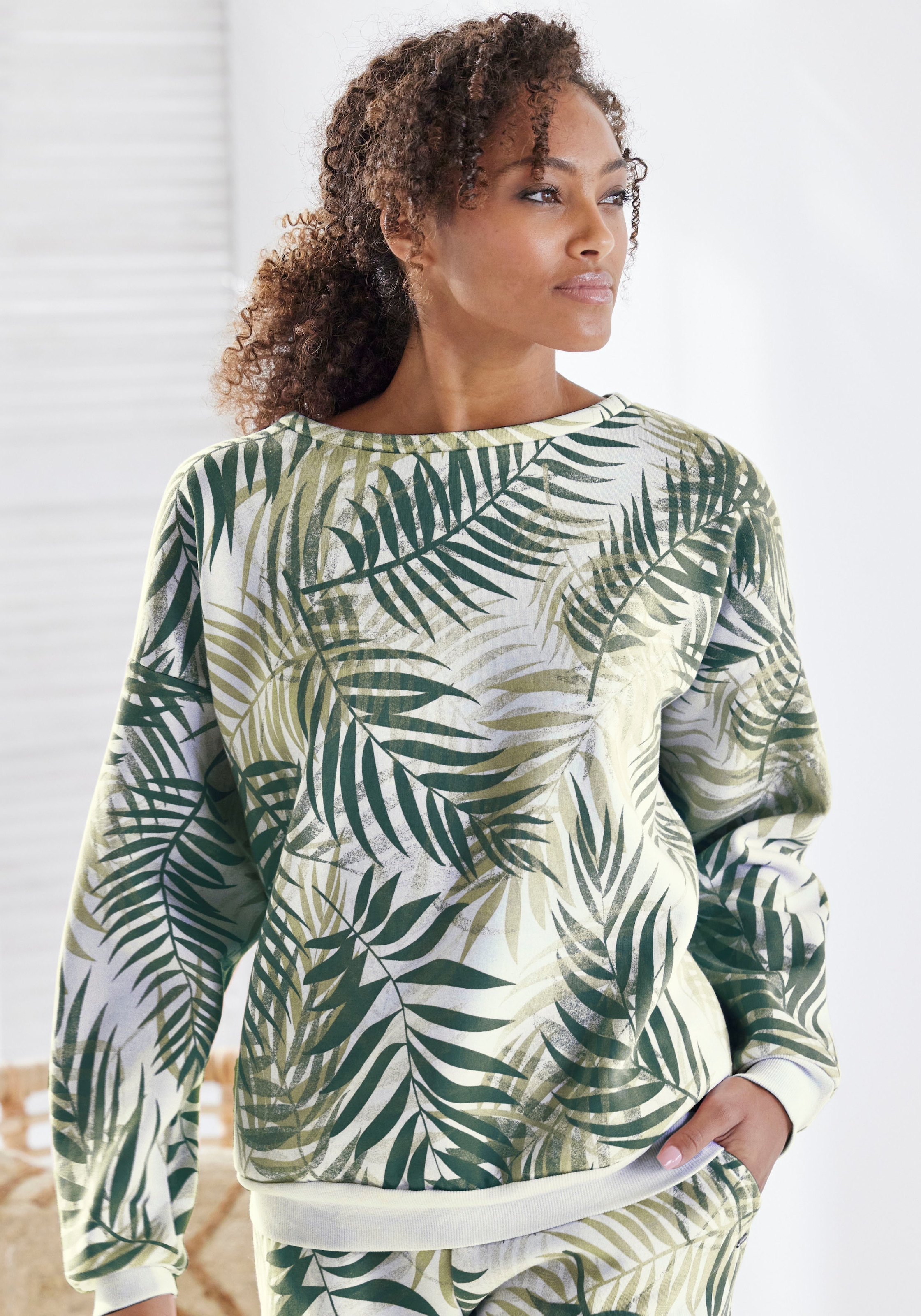 LASCANA Sweater , Loungeshirt mit Allover-Blätterdruck, Loungewear