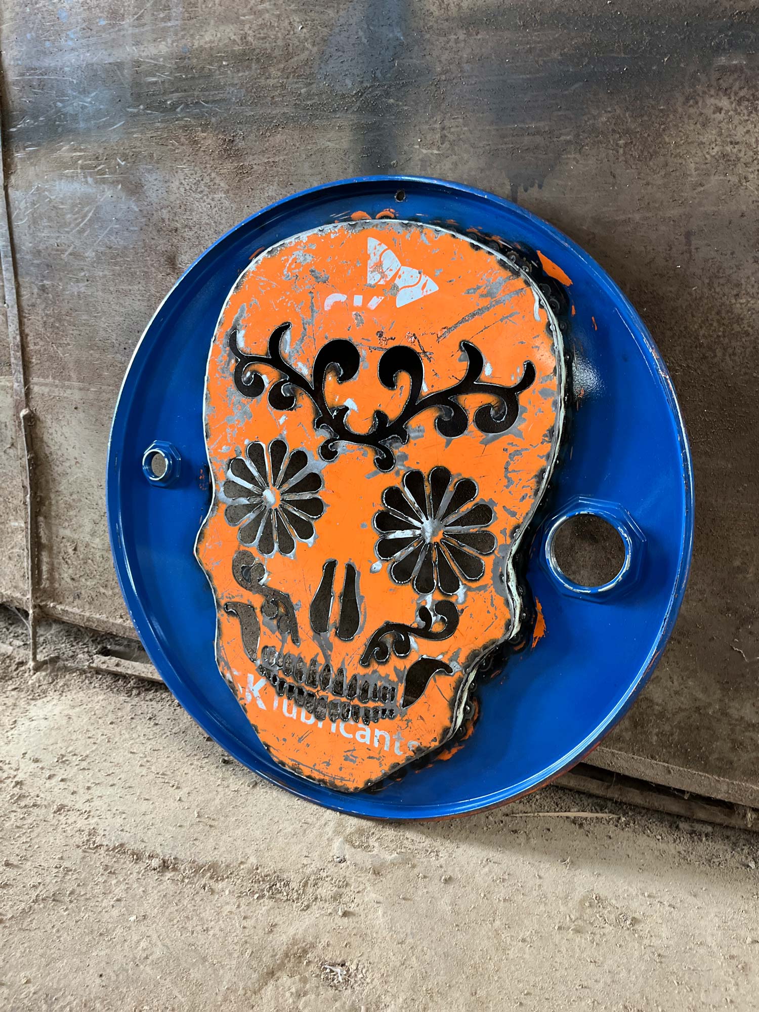 Wandbild 'Skull' aus Ölfässern, blau, orange, Ø 58 cm, L 3 cm von fischer's lagerhaus