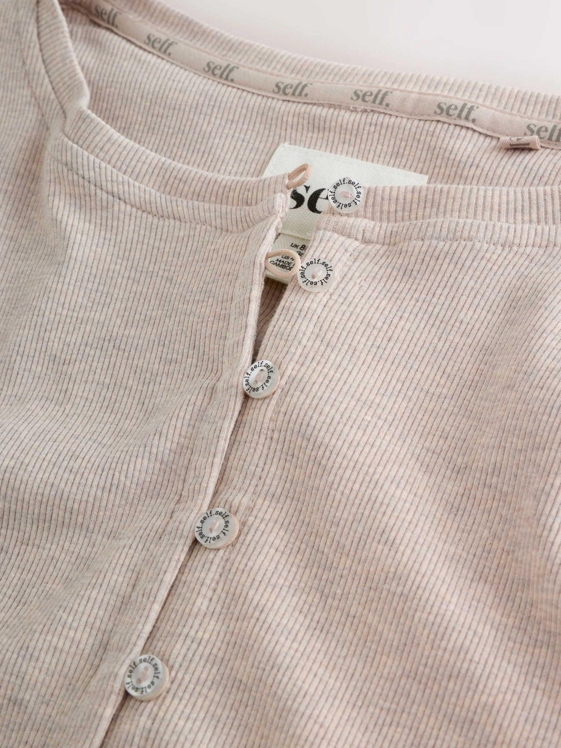 Moutkleurig - self. Geribbelde pyjama met knopen