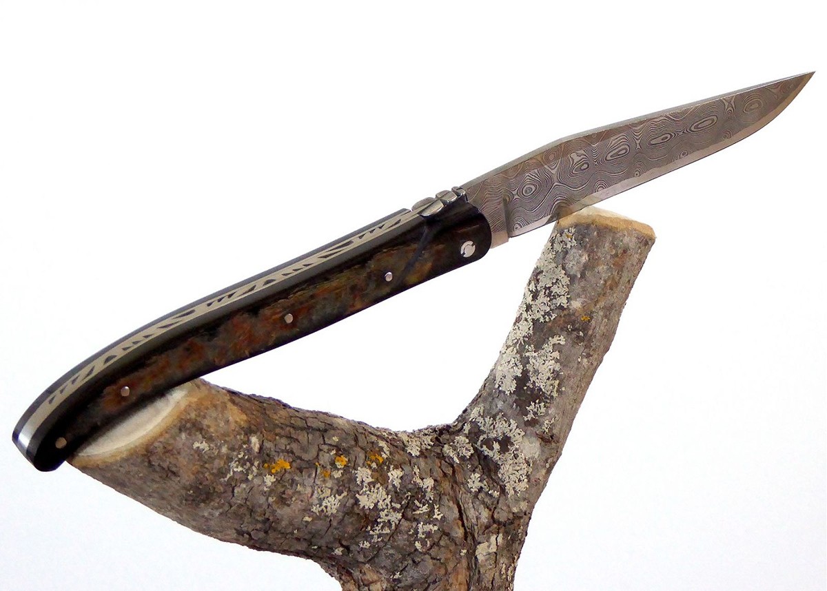 Couteau Laguiole avec une lame Damas et un manche en Corne de Bison