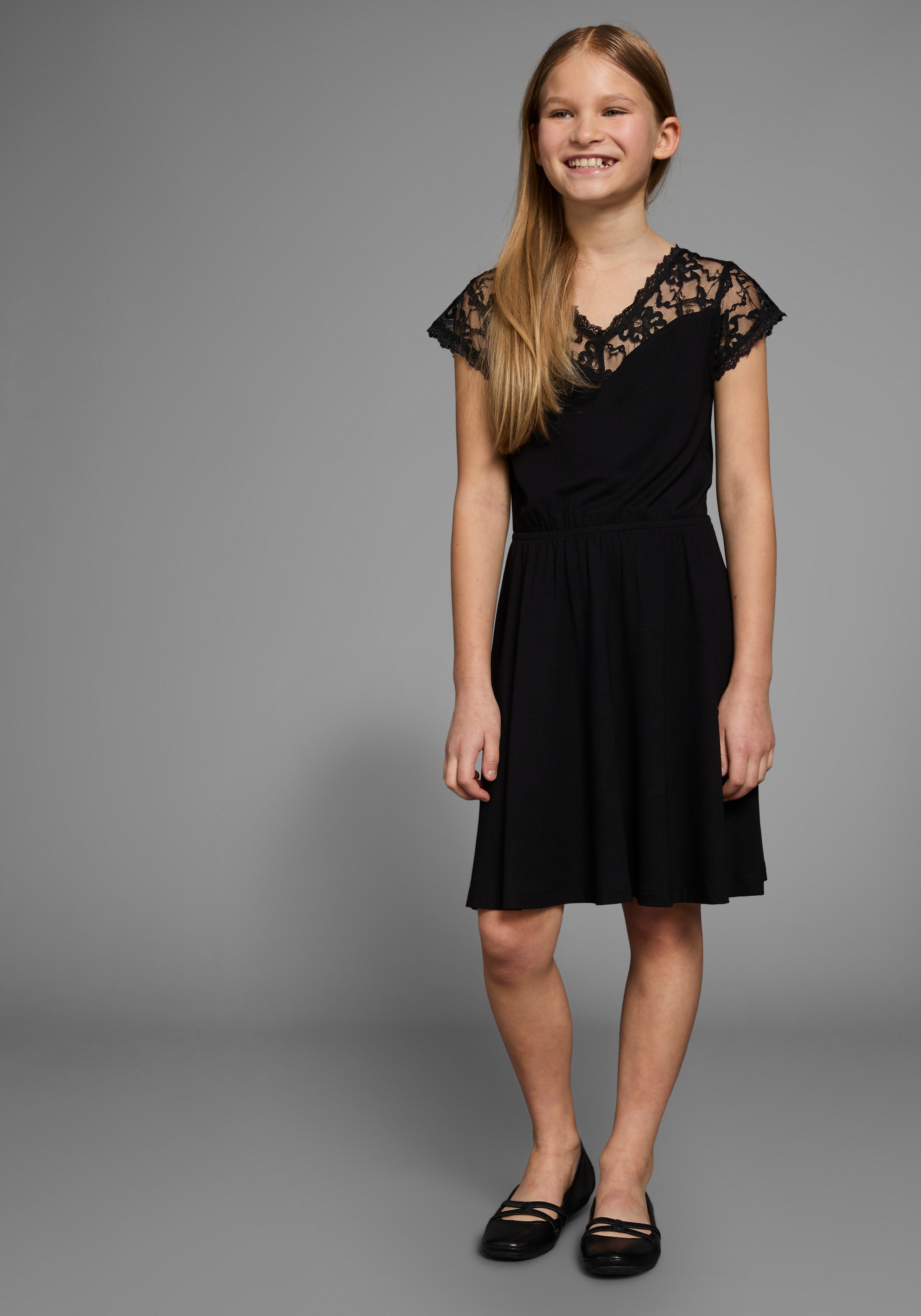 KIDSWORLD Jerseykleid »Viskose-Kleid mit Spitze« Schöne Spitzen-Ausschitt