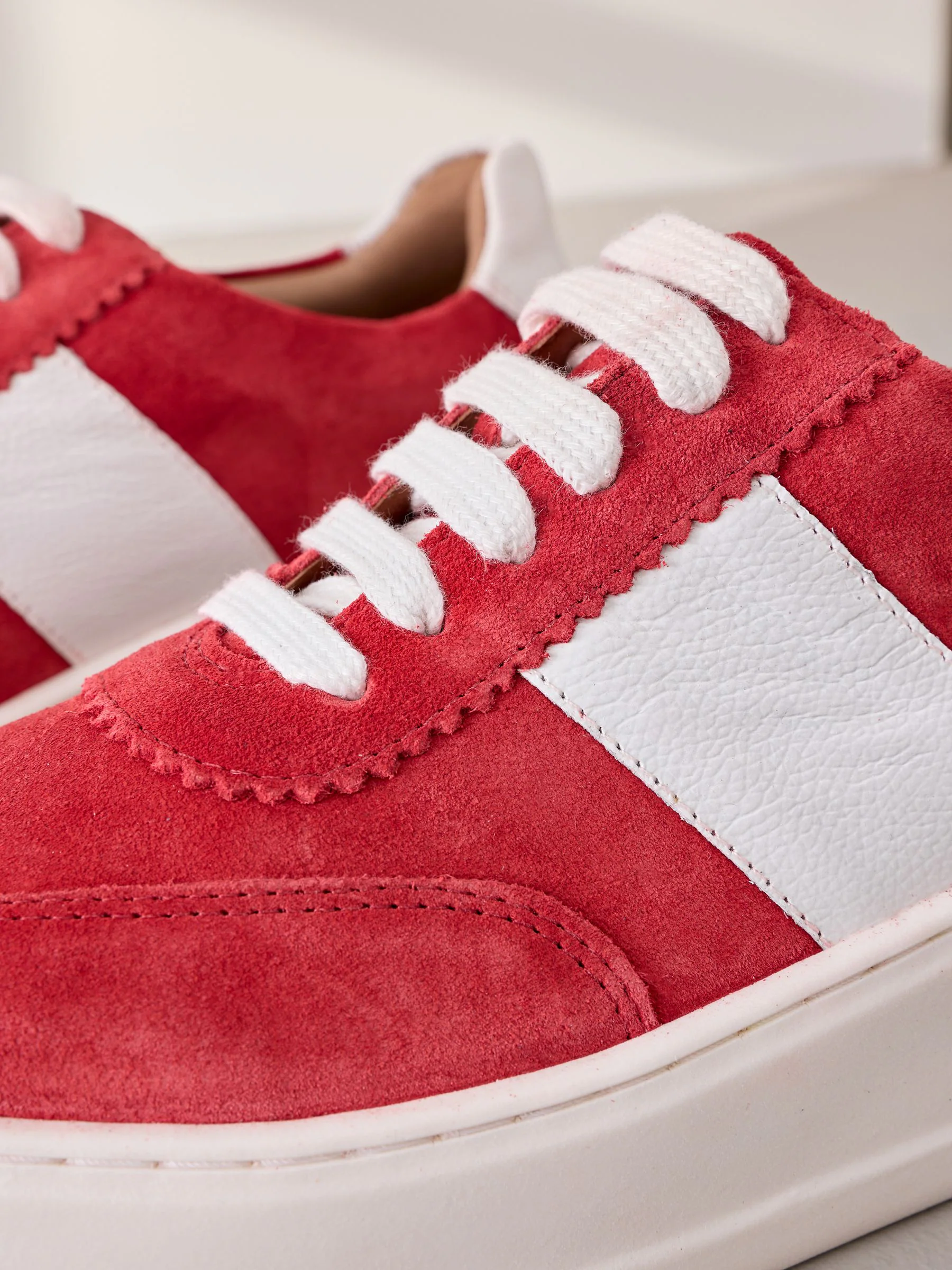 Rood - Signature premium leren sneakers met veters en grove sleehak