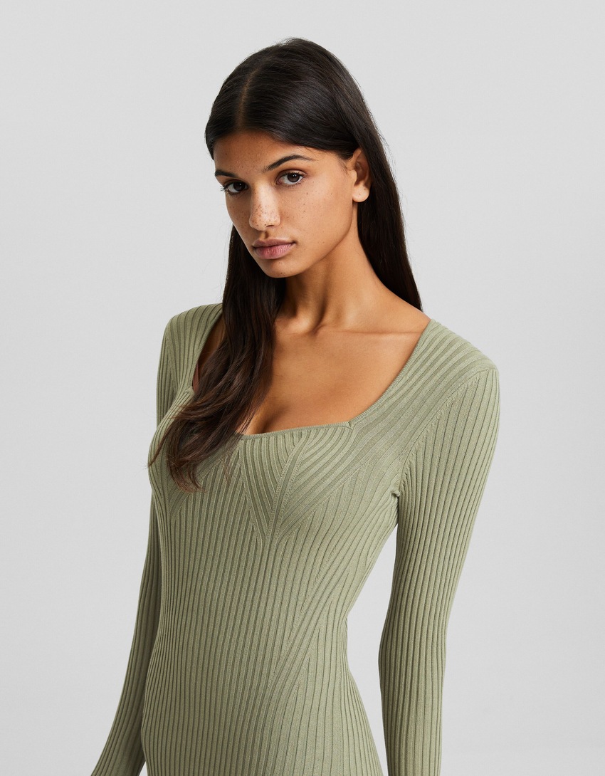 Vestido midi de malha com mangas compridas e decote coração.