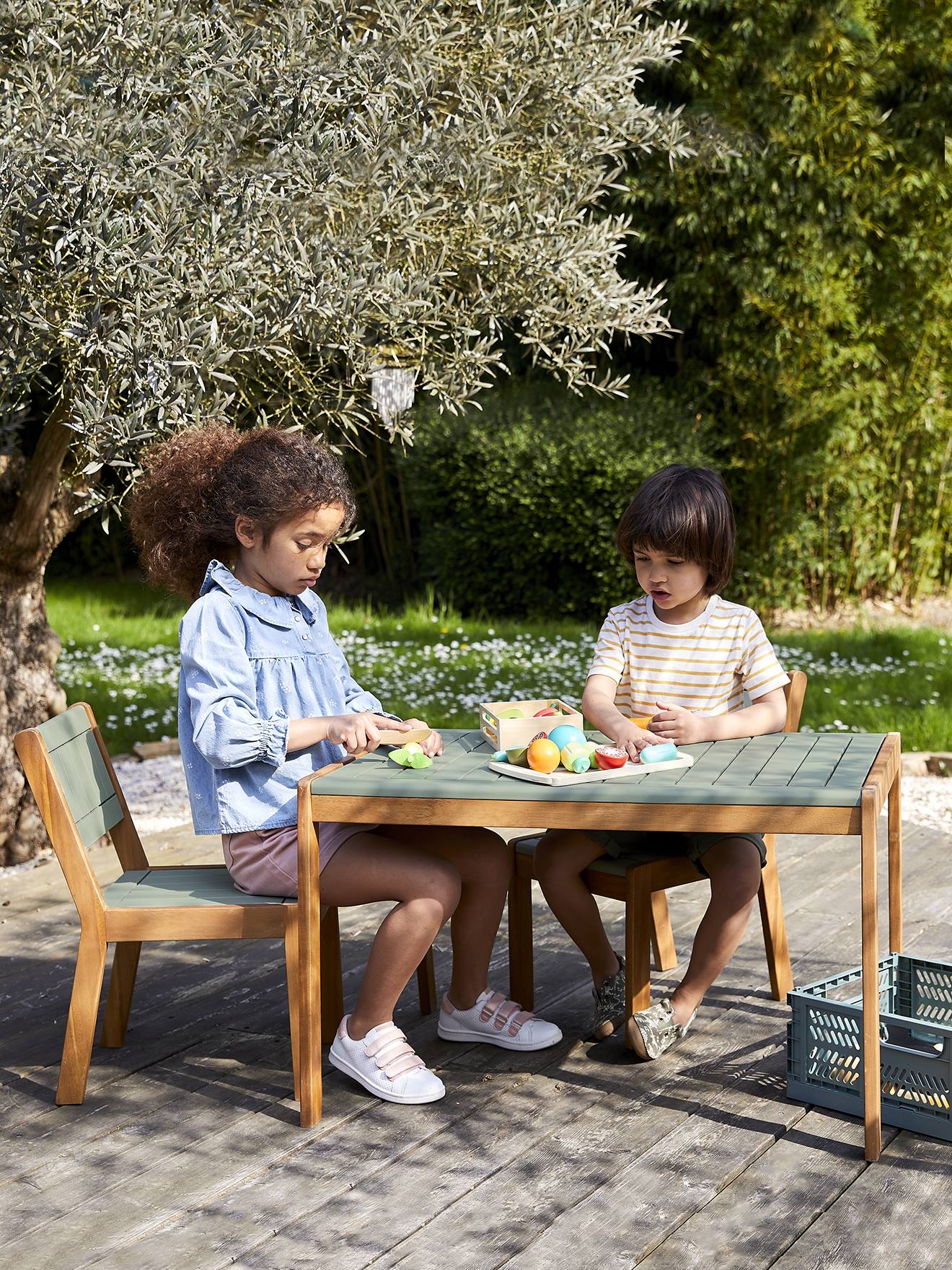 Mesa infantil de exterior na cor cáqui, estilo verão.
