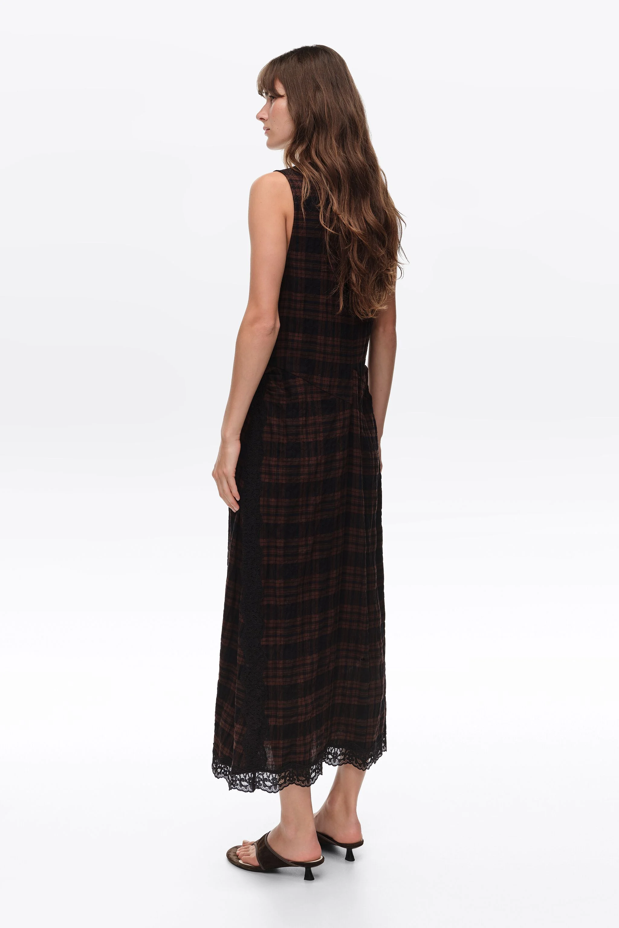 Vestido midi xadrez marrom escuro com detalhes em renda.