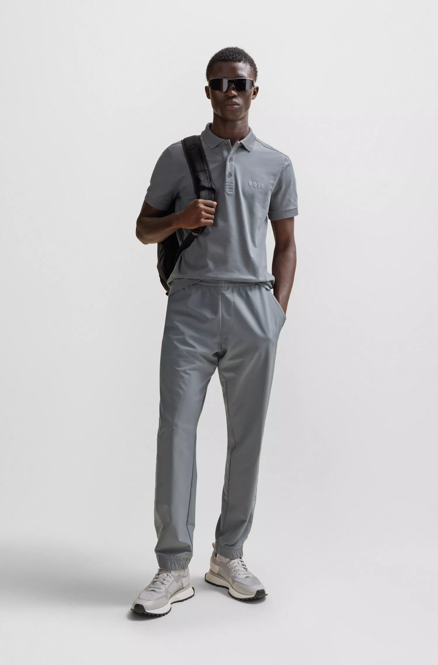 Camisa polo BOSS verde, corte slim, com detalhes refletivos decorativos.