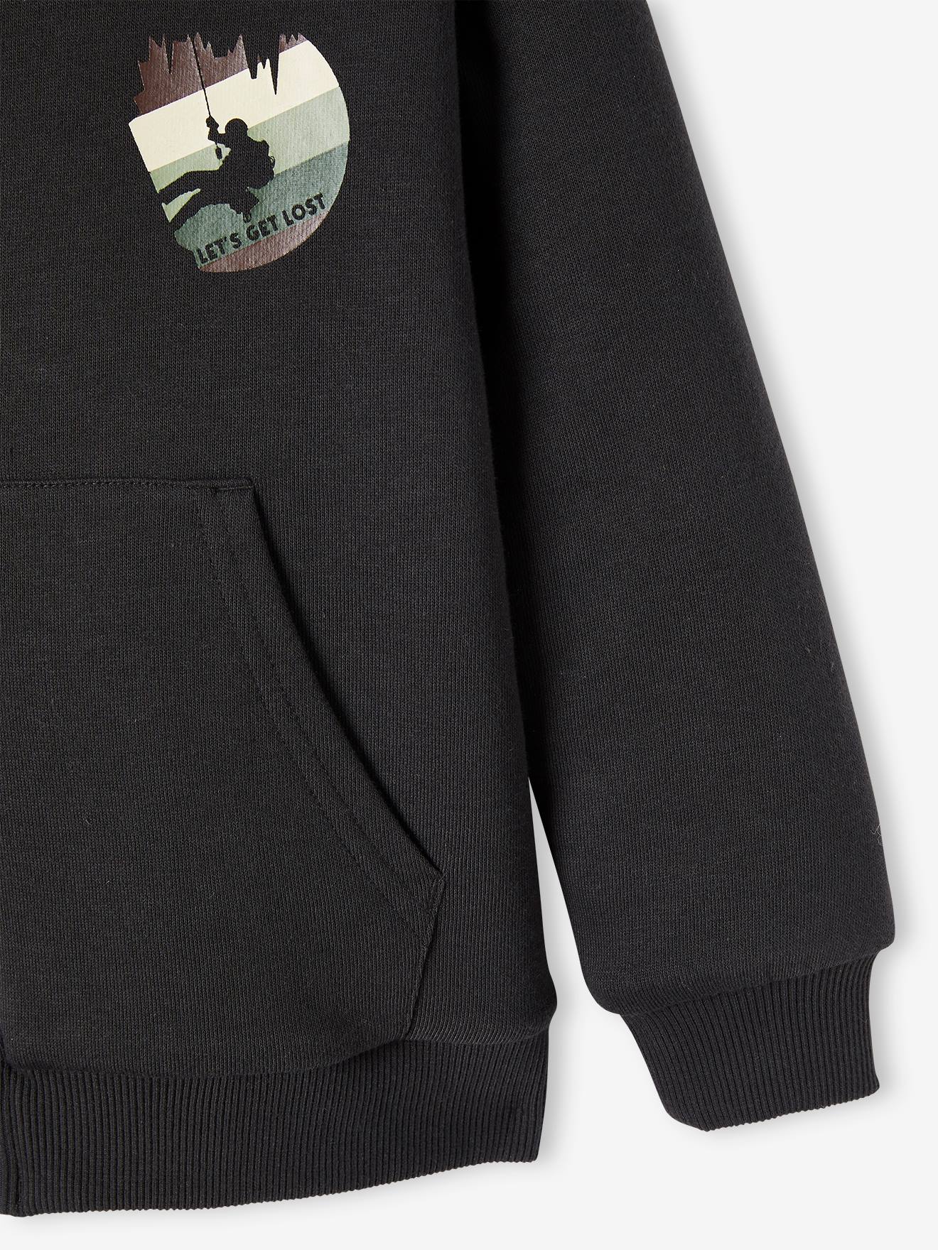 Moletom infantil cinza escuro liso com estampa camuflada, fechamento por zíper, forro de sherpa e detalhe em padrão.