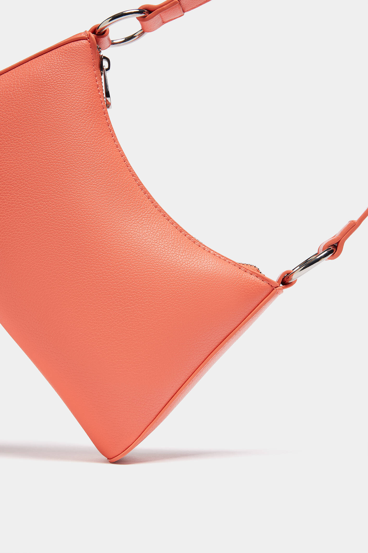 Bolsa de ombro com argolas - coral