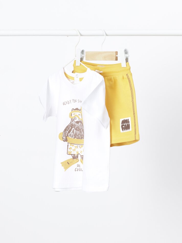 Conjunto de camiseta e shorts de moletom - Mostarda
