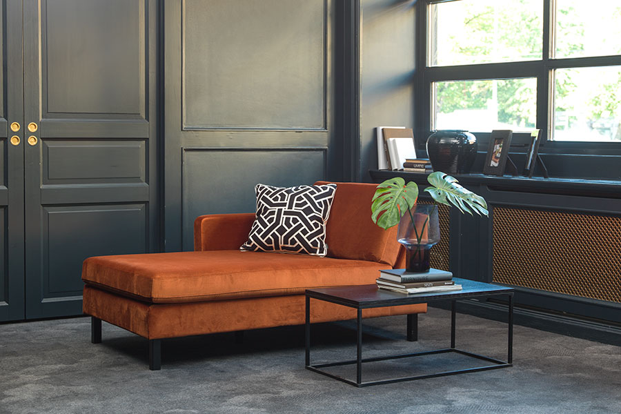 Mandal daybed Tekstil Laguna Velvet 1454 Rusty Orange med sorte ben. Trekt høyre side.
