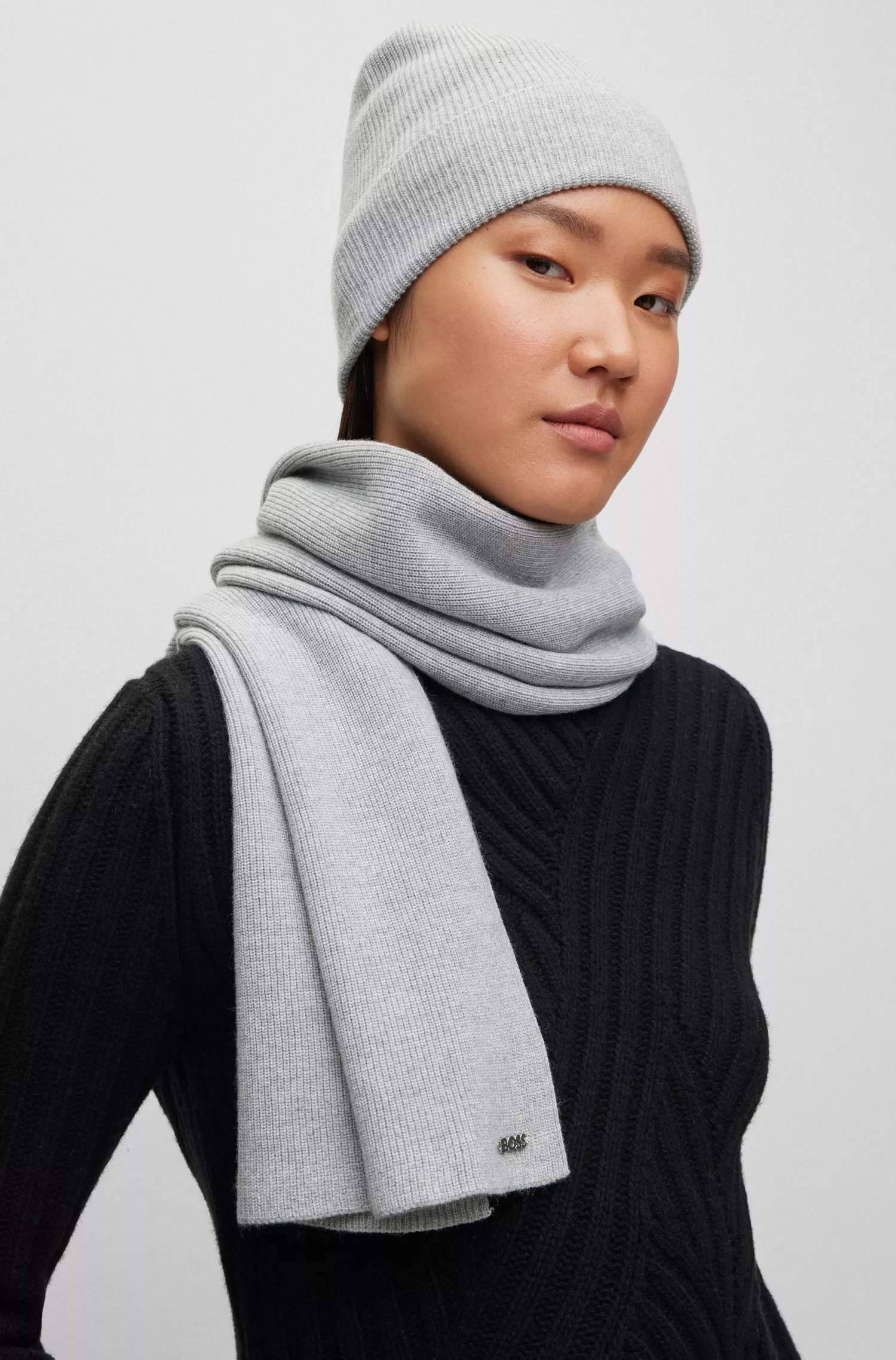 Conjunto de presente BOSS com cachecol e gorro canelados pretos
