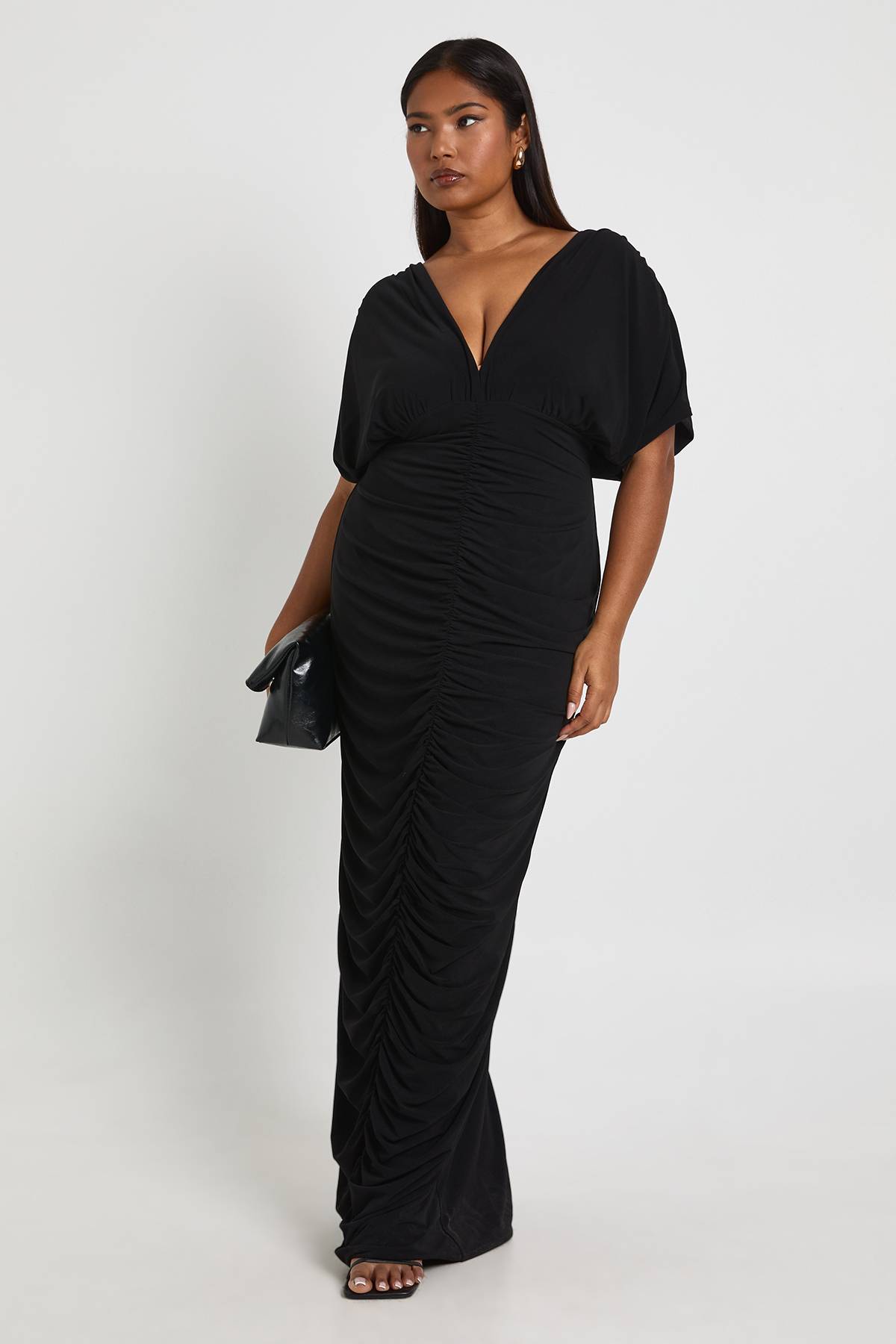 boohoo Plus robe maxi à double couche froncée, décolleté plongeant et manches chauve-souris