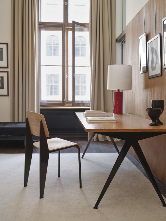 Vitra Standard stoel naturel eiken, onderstel Japanese Red