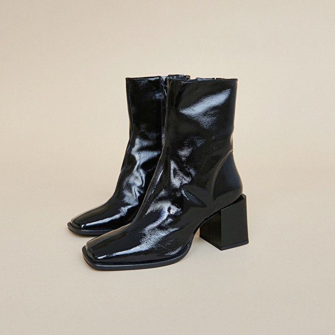 Boots à talons décrochés et bouts carrés  en cuir vernis plissé noir