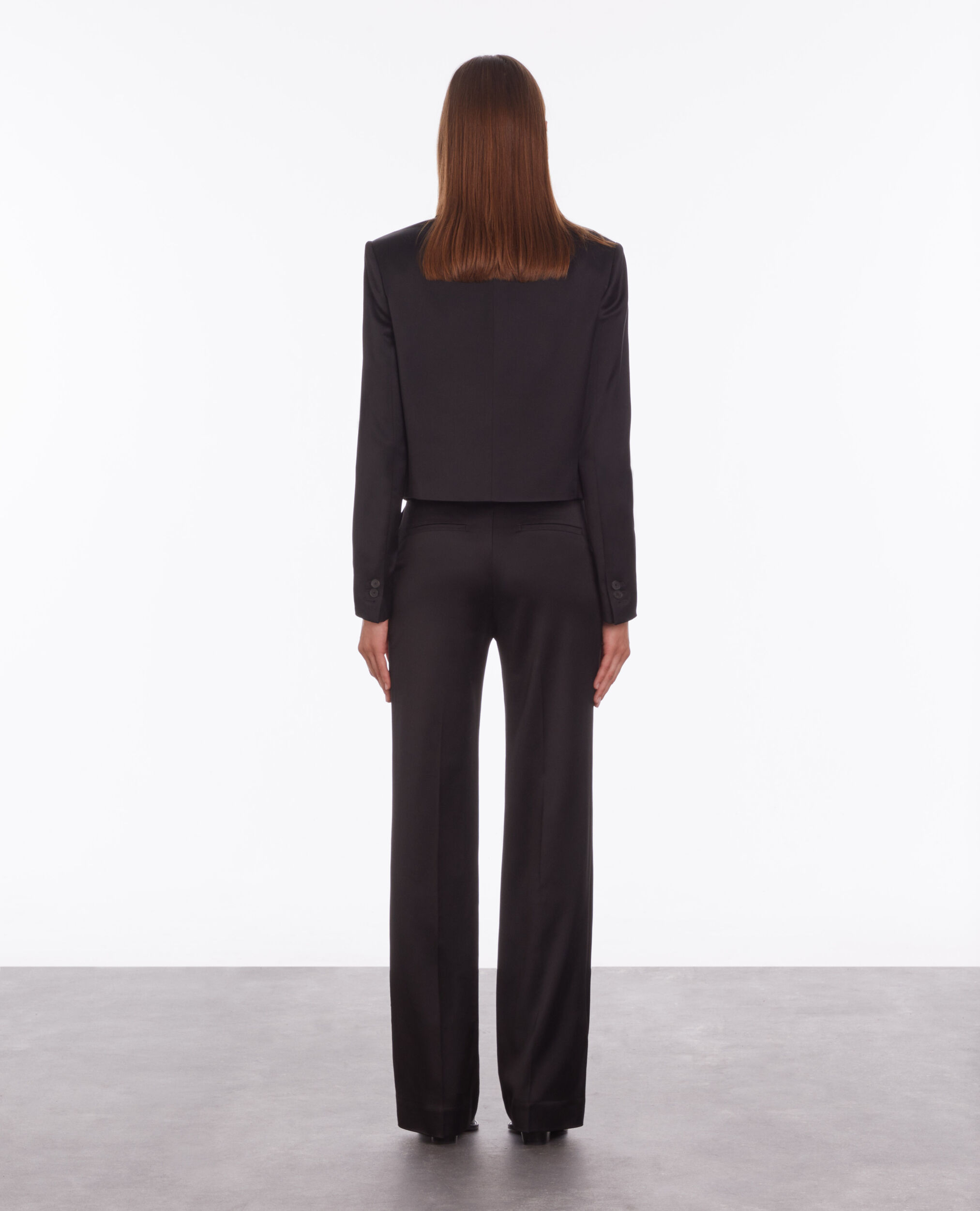 Veste courte noire satinée