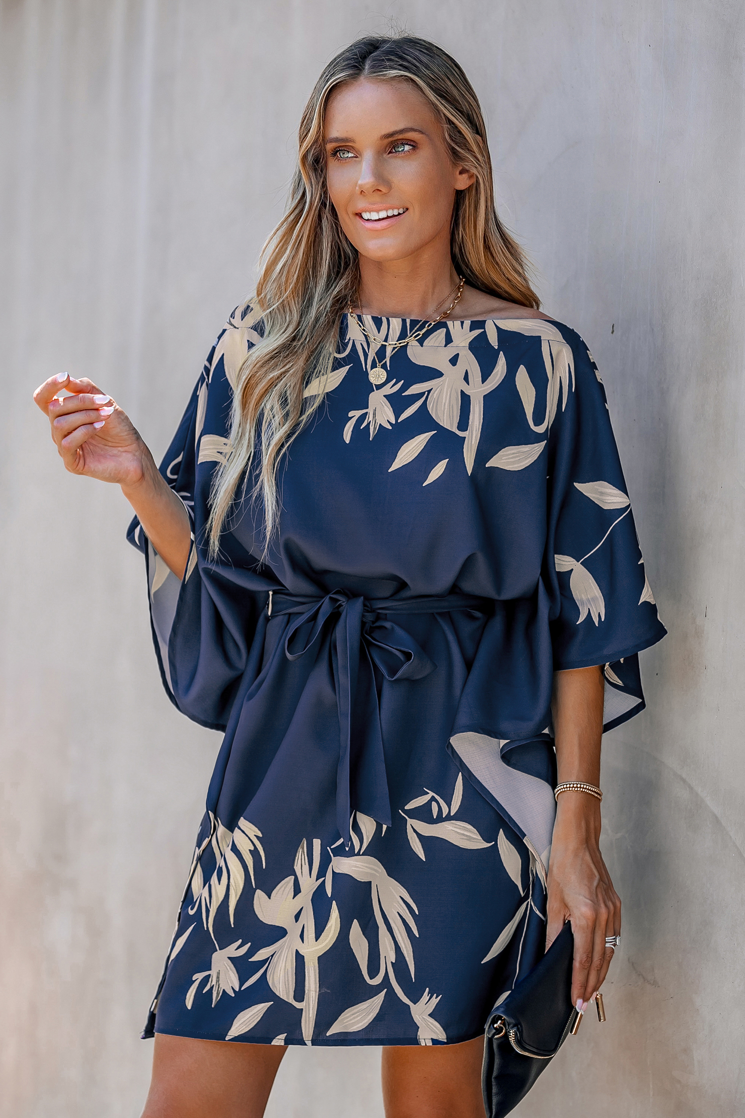 Robe avec ceinture à une épaule et à imprimé feuilles