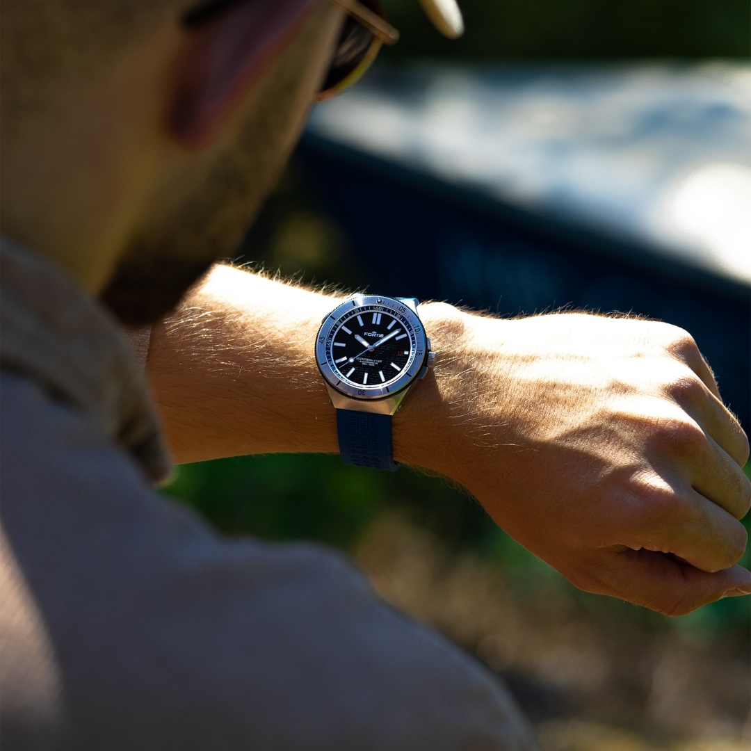Fortis Marinemaster M-44 Chronometer Ocean Blue Horizon Strap