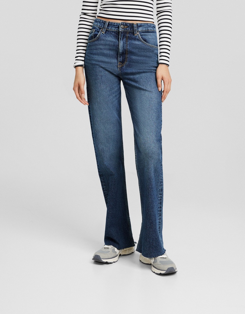 Calça jeans reta confortável com fenda lateral