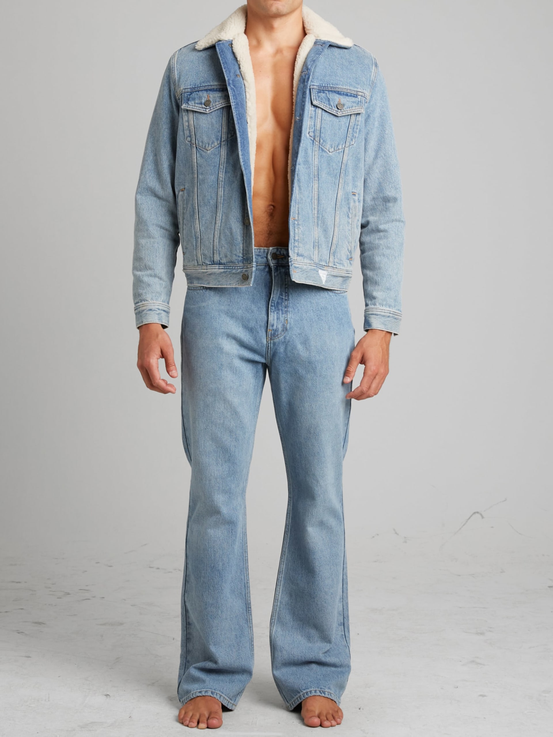 Calça flare em denim índigo