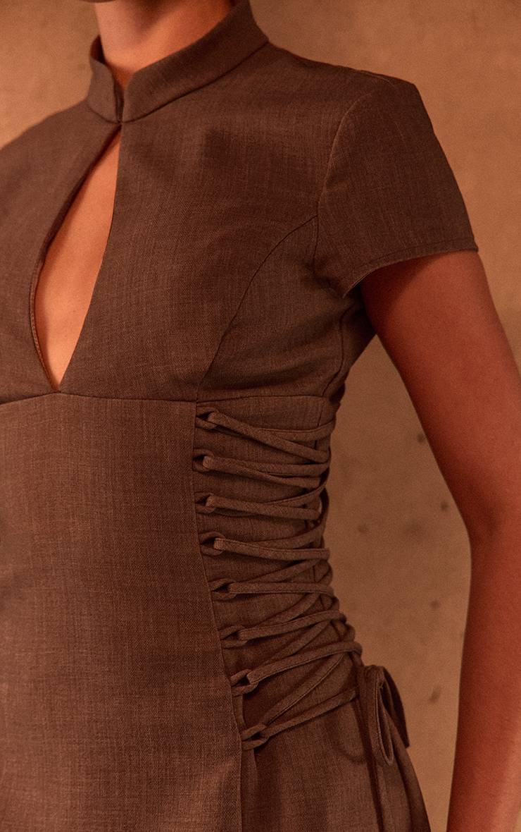 Moka Robe Évasée PLT Label Avec Col Montant Ajusté Et Laçage