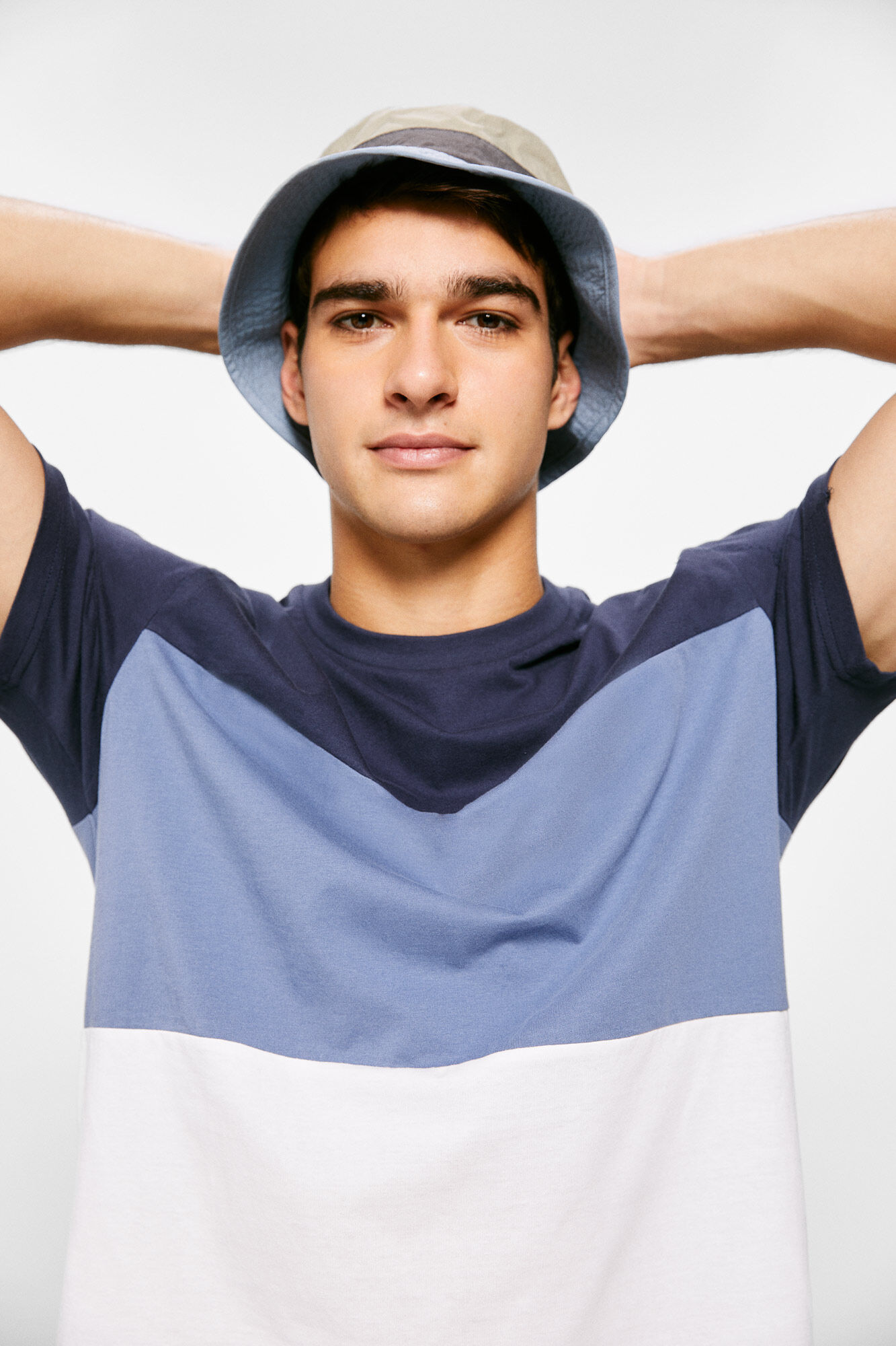 Camiseta com blocos de cores - azul escuro
