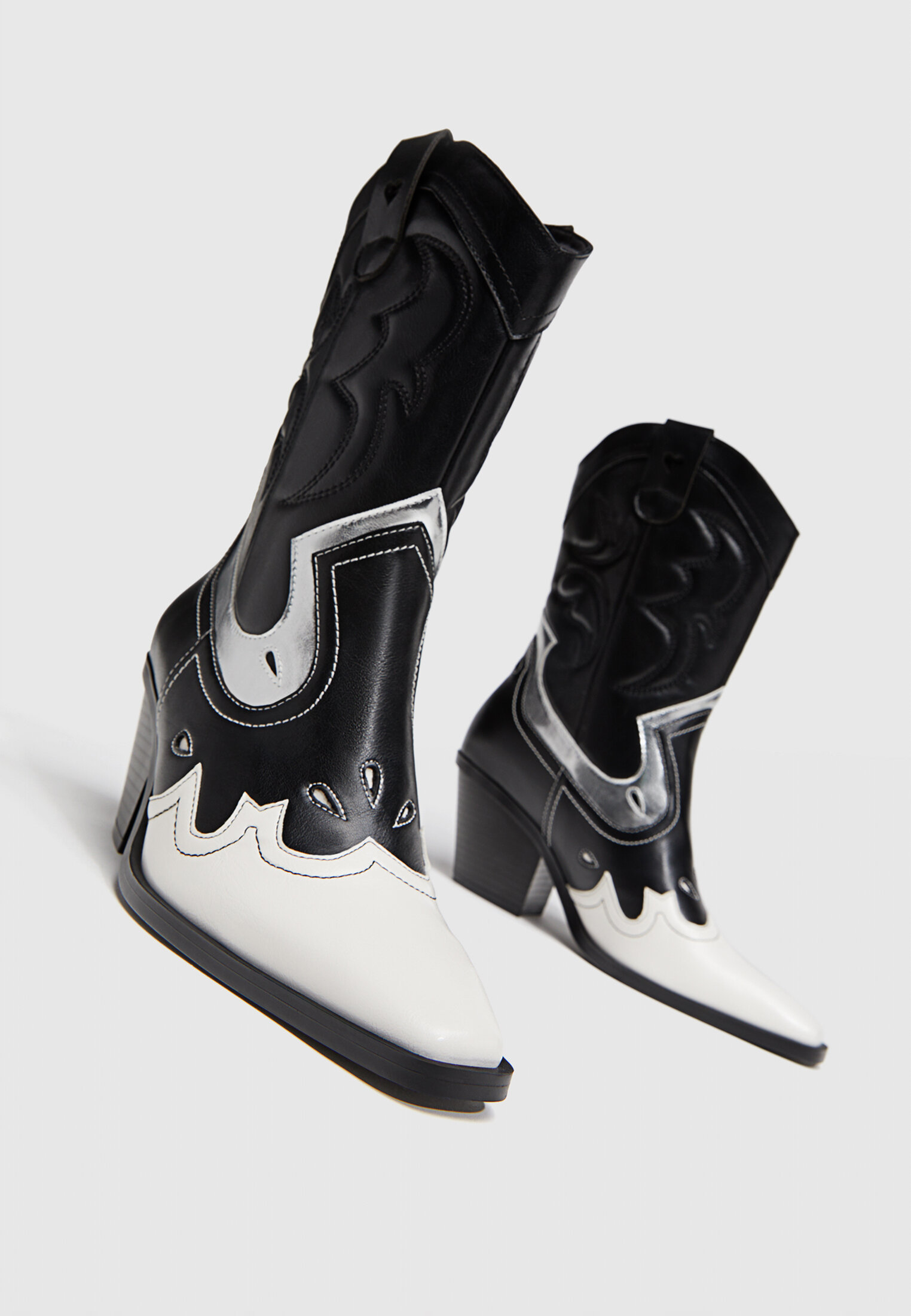 Botas de cowboy de salto alto com detalhes