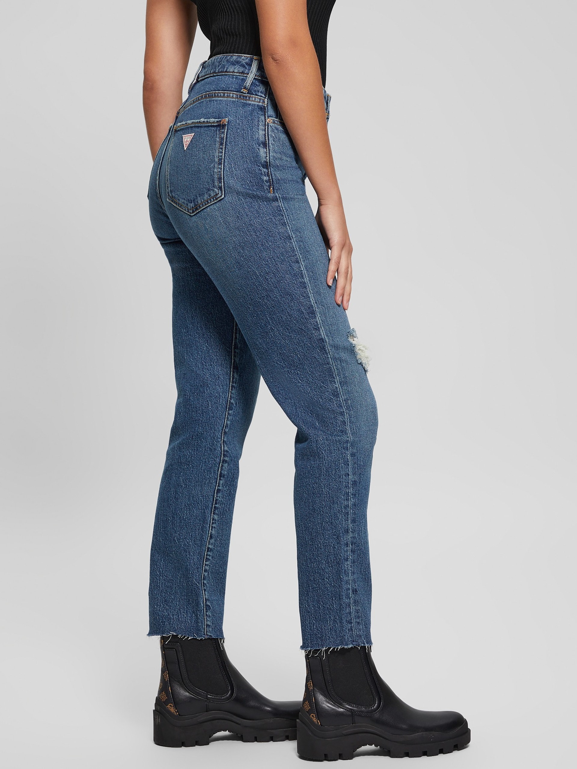 Calça jeans mom com efeito desgastado ecológico