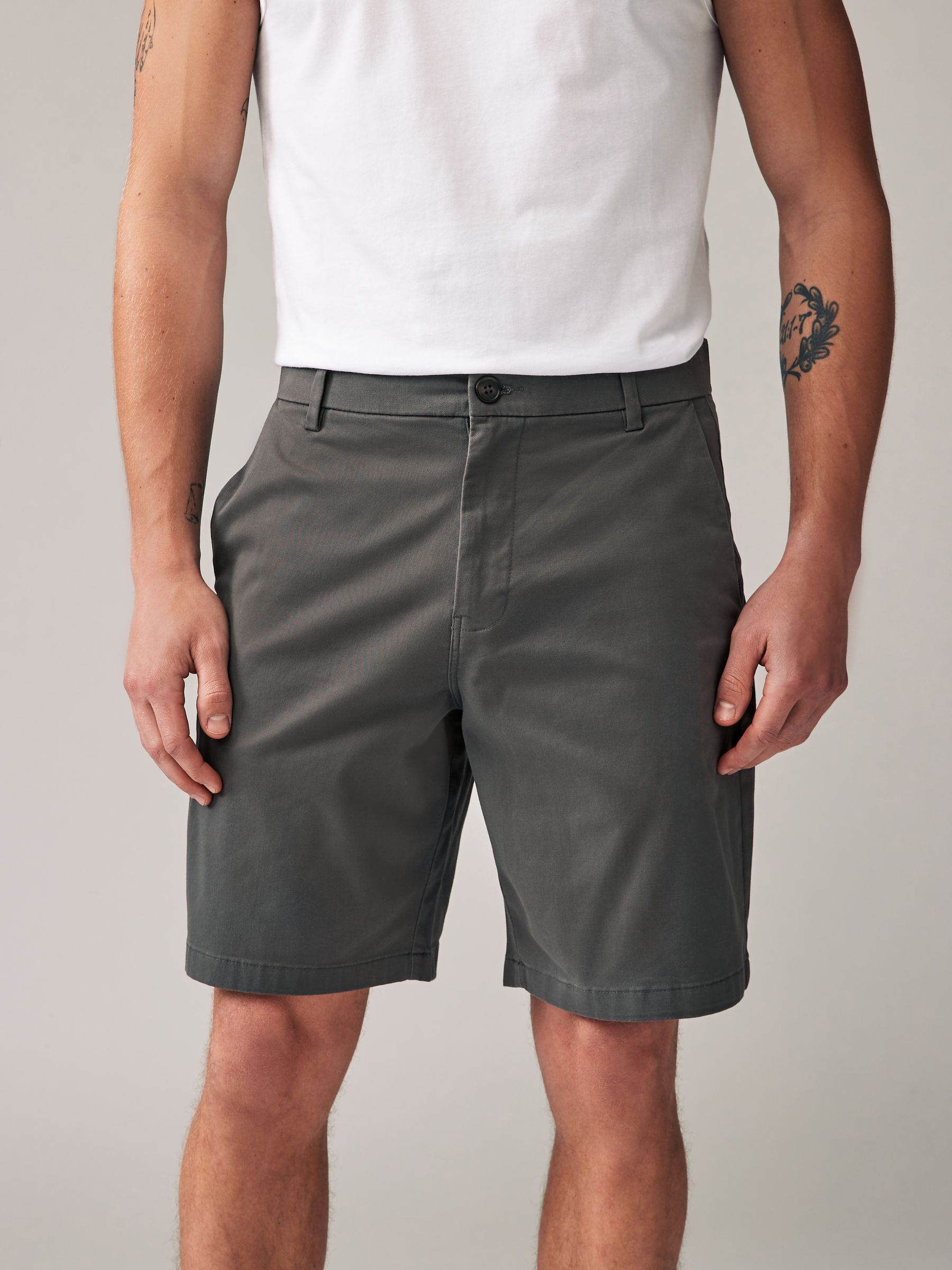 Marineblauw/antraciet - Ruimvallende pasvorm. - Set van 2 chinoshorts met stretch