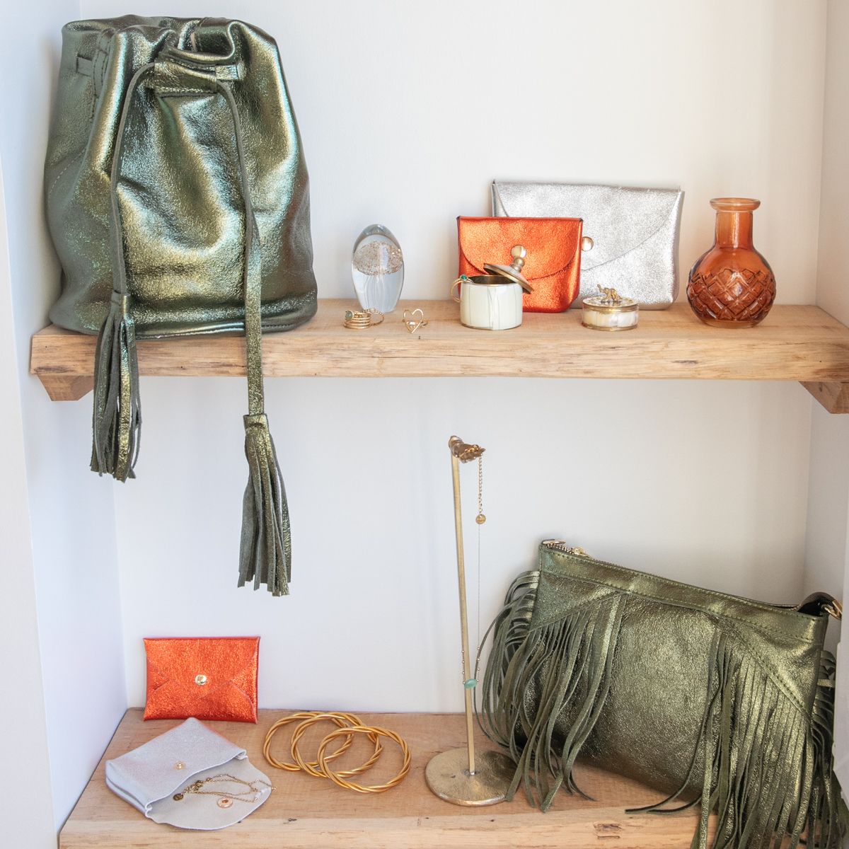 Sac à mains à franges cuir irisé vert olive Maison Suzanne