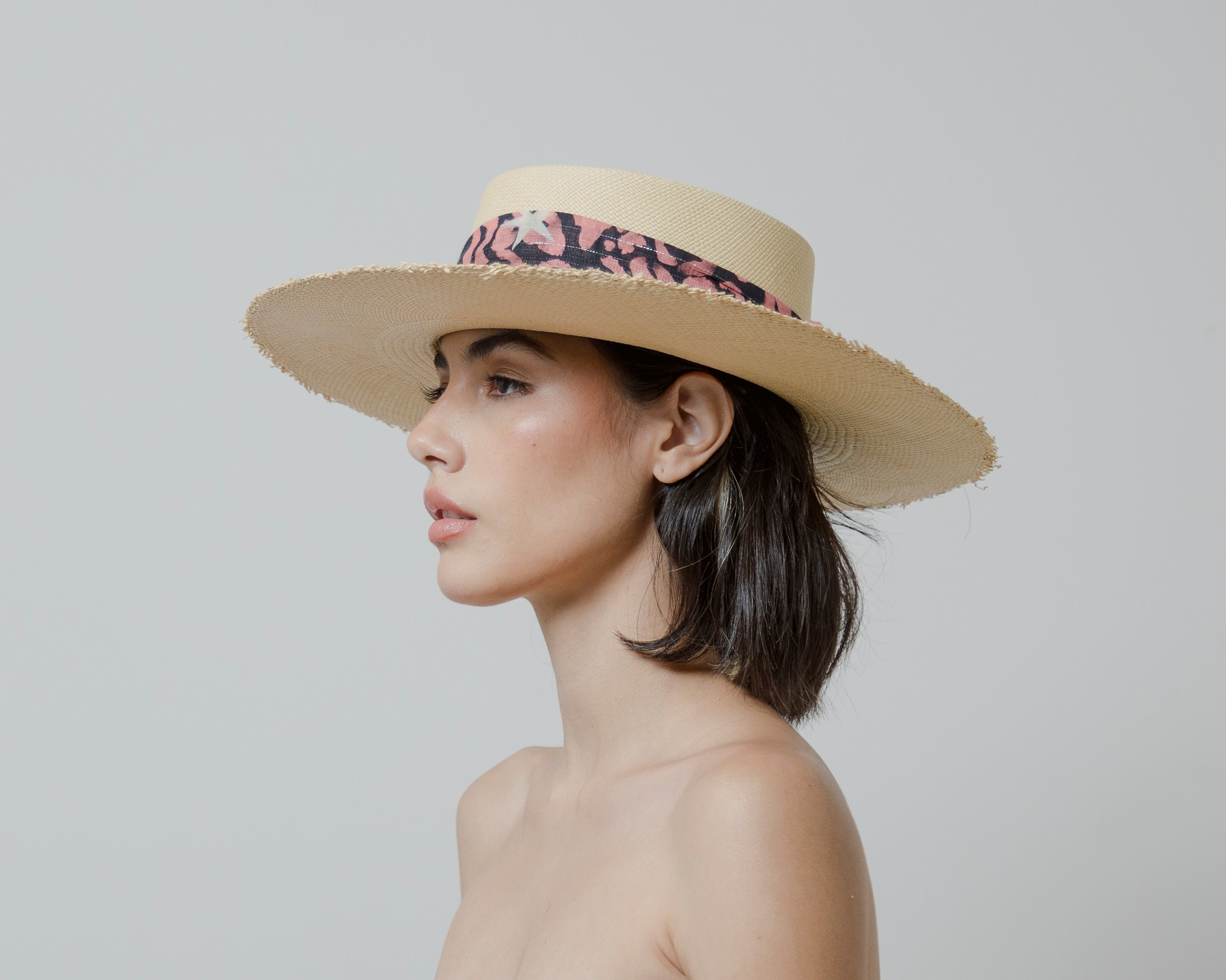 Chapeau en cuir cordovan à long bord effiloché