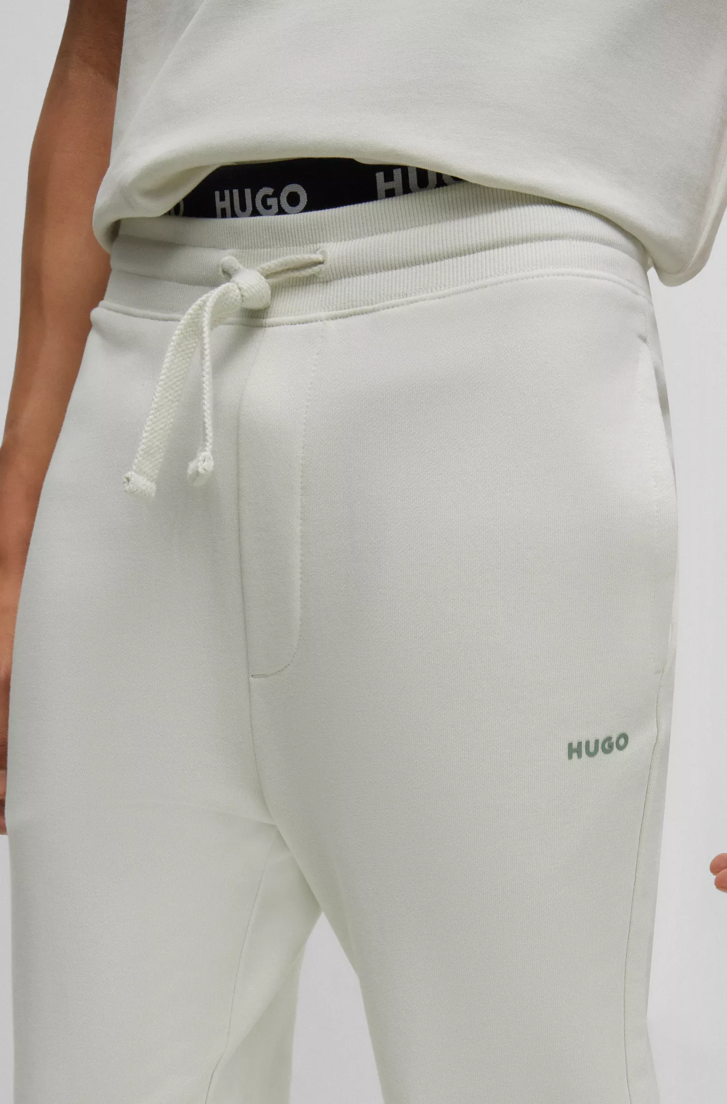 Calça de fato de treino HUGO vermelha em tecido atoalhado de algodão com estampa do logotipo.