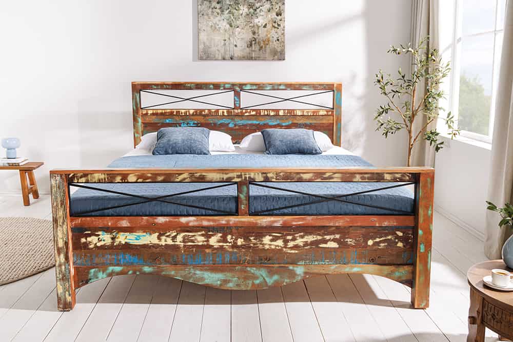 Einzigartiges Bett JAKARTA 185cm braun bunt aus recycelten Fischerbooten Massivholz