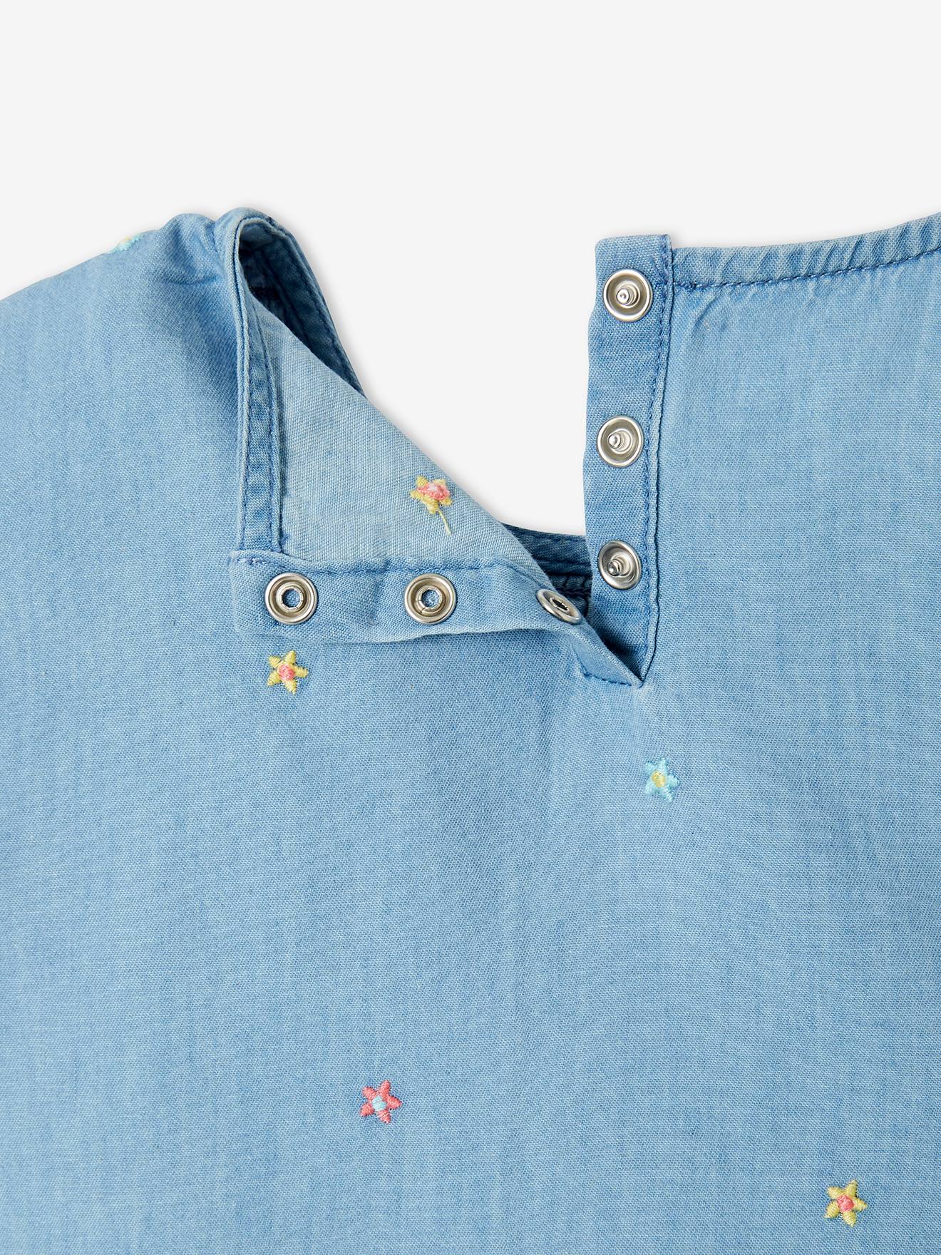 Conjunto de duas peças para meninas, composto por um vestido jeans bordado e leggings lisas azul-claras.