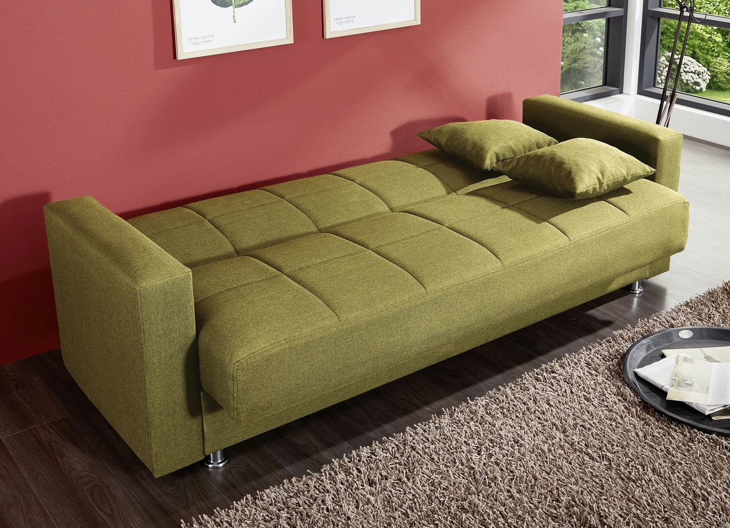 Klick-Klack-Sofa mit Dekokissen