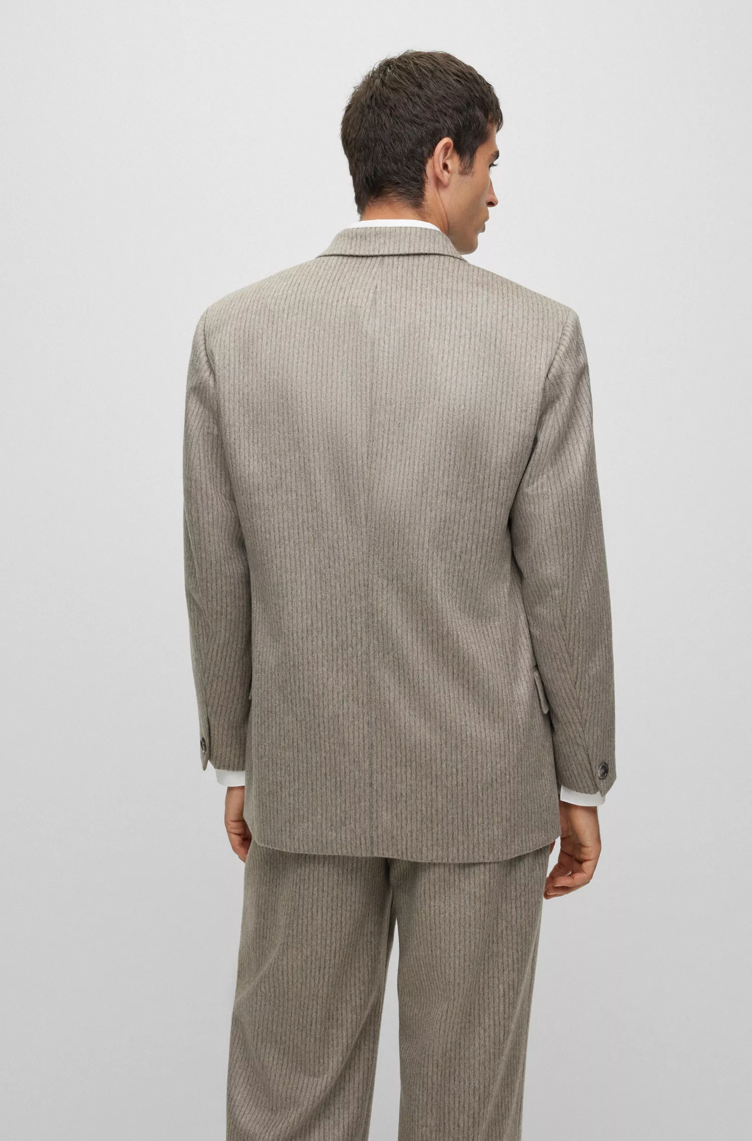 Terno BOSS preto de cashmere puro com abotoamento duplo e estampa listrada.