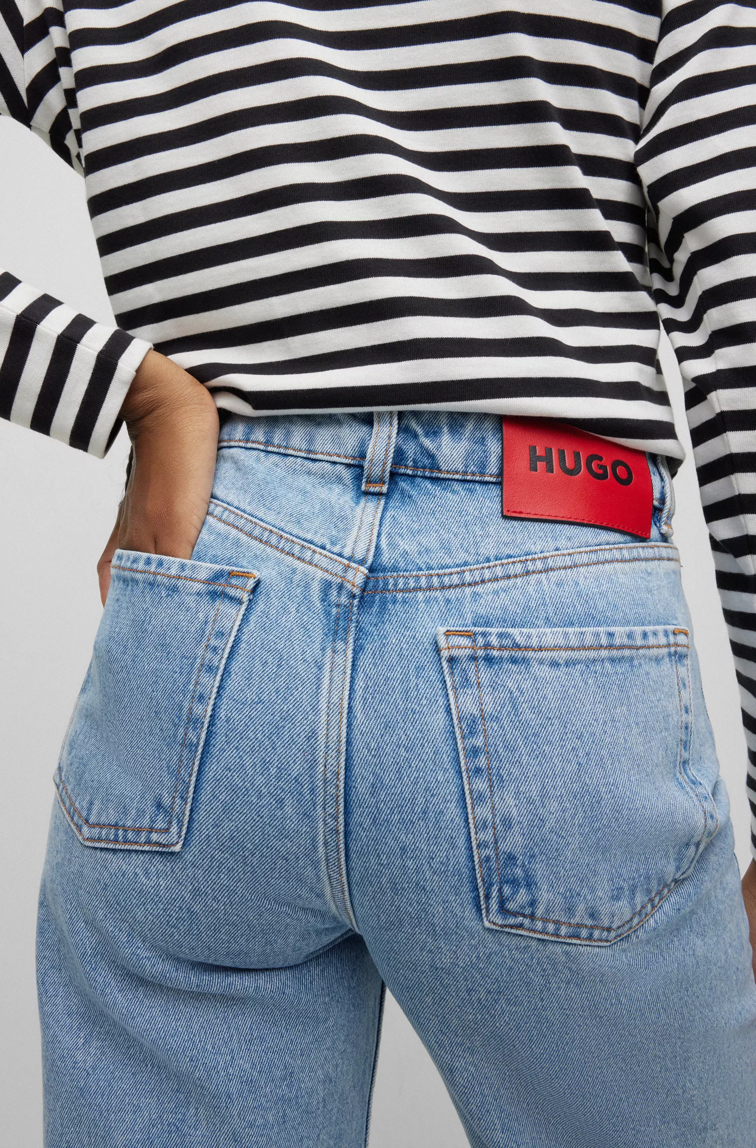 Calça jeans HUGO vermelha, de corte moderno e pernas largas, em denim de algodão orgânico azul.