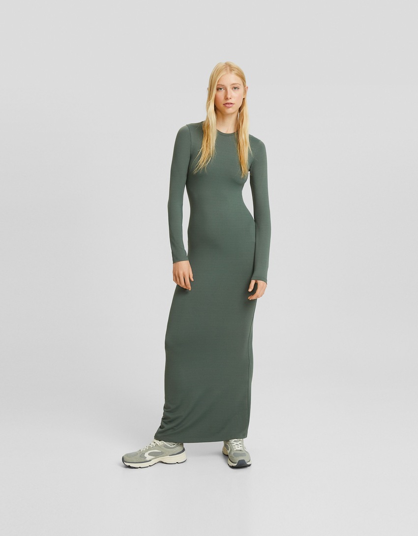 Vestido longo com costas abertas e mangas compridas.