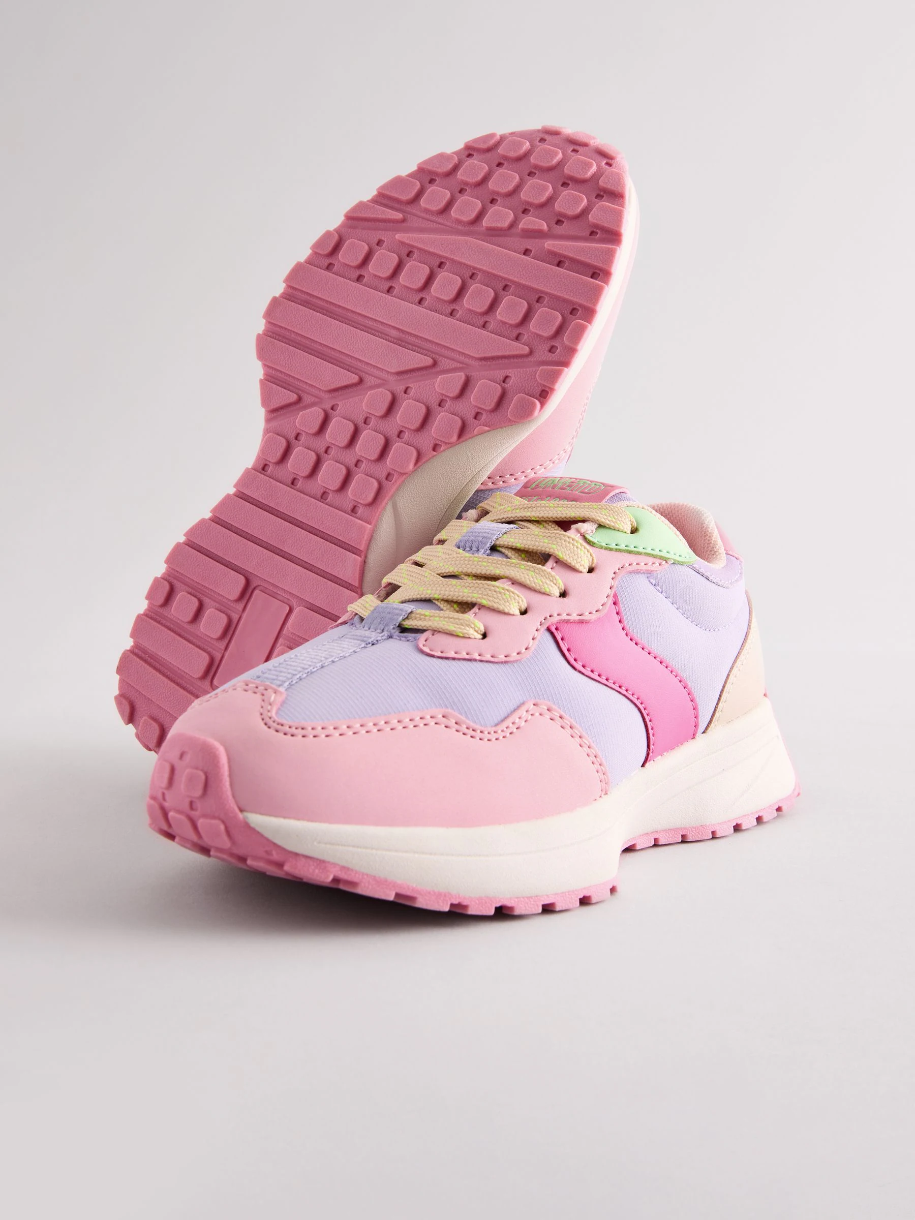 Roze met kleurvlakken - Vetersneakers met dikke zool