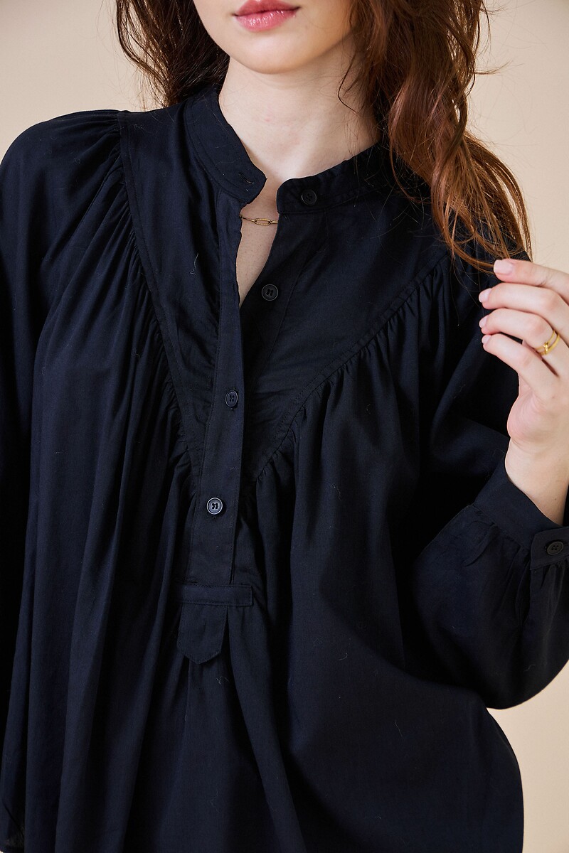 ATÉ BREVE<br>Blusa com gola mandarim e fechamento por botões