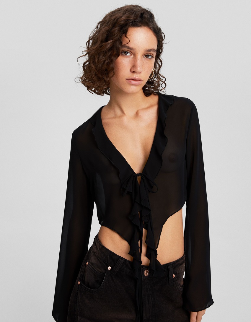 Blusa de chiffon com mangas compridas e babados