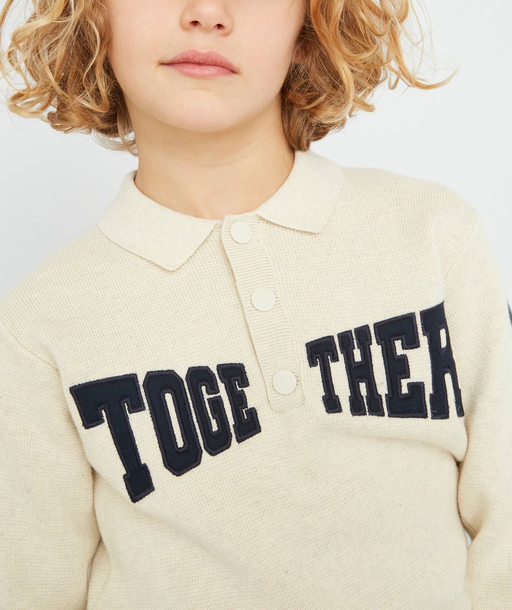 POLO GARÇON EN COTON ÉCRU AVEC BANDE BLEU MARINE ET MESSAGE