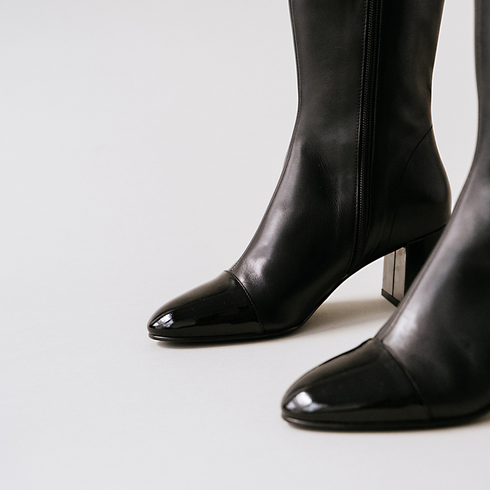 Bottes à talons et bouts pointus  en cuir et bouts vernis