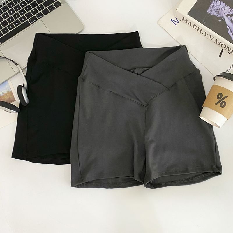 Iasia - Mid Rise Effen Skinny Shorts