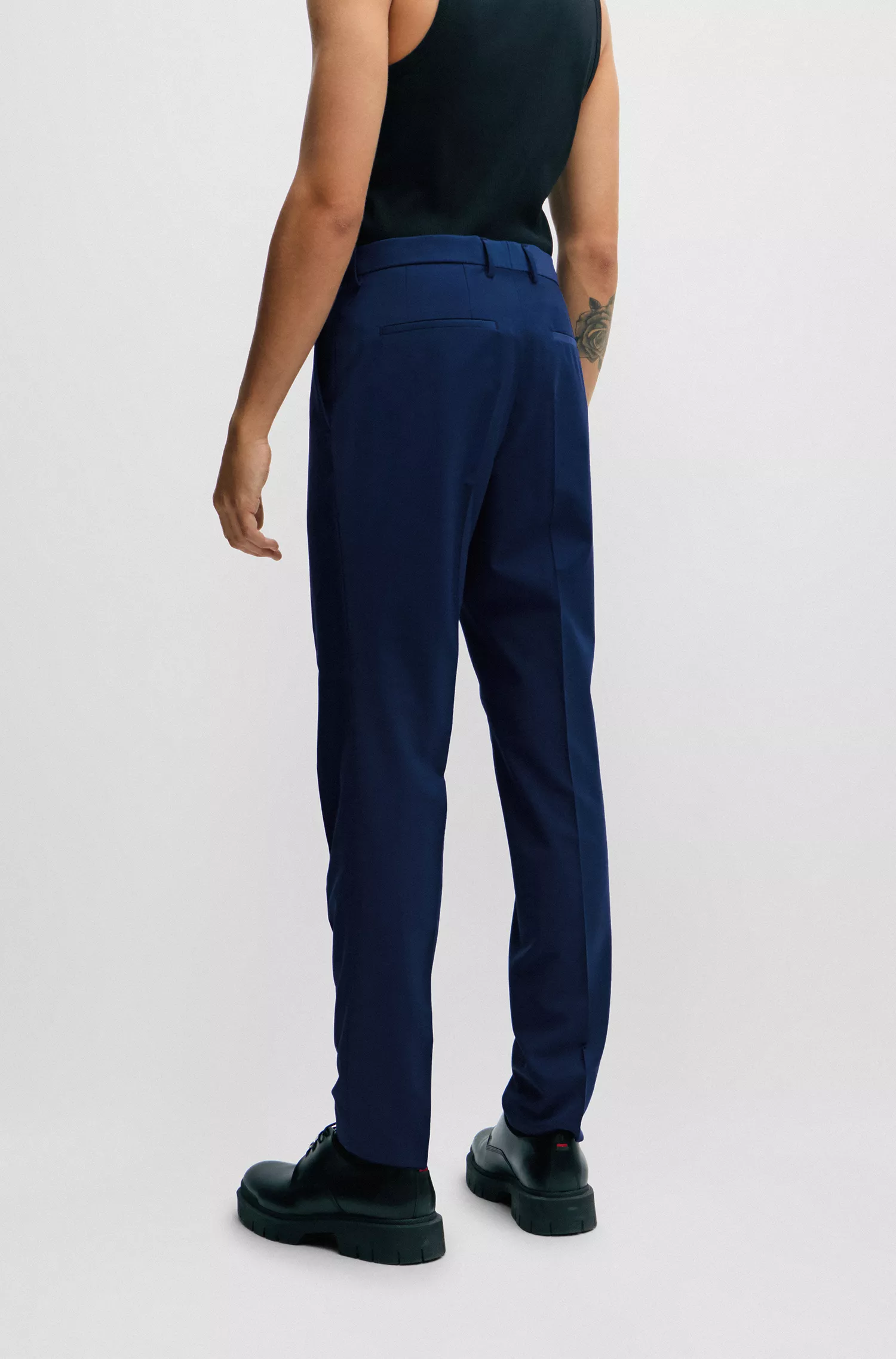 Terno HUGO vermelho, corte slim, em mistura de lã elástica de alta performance.