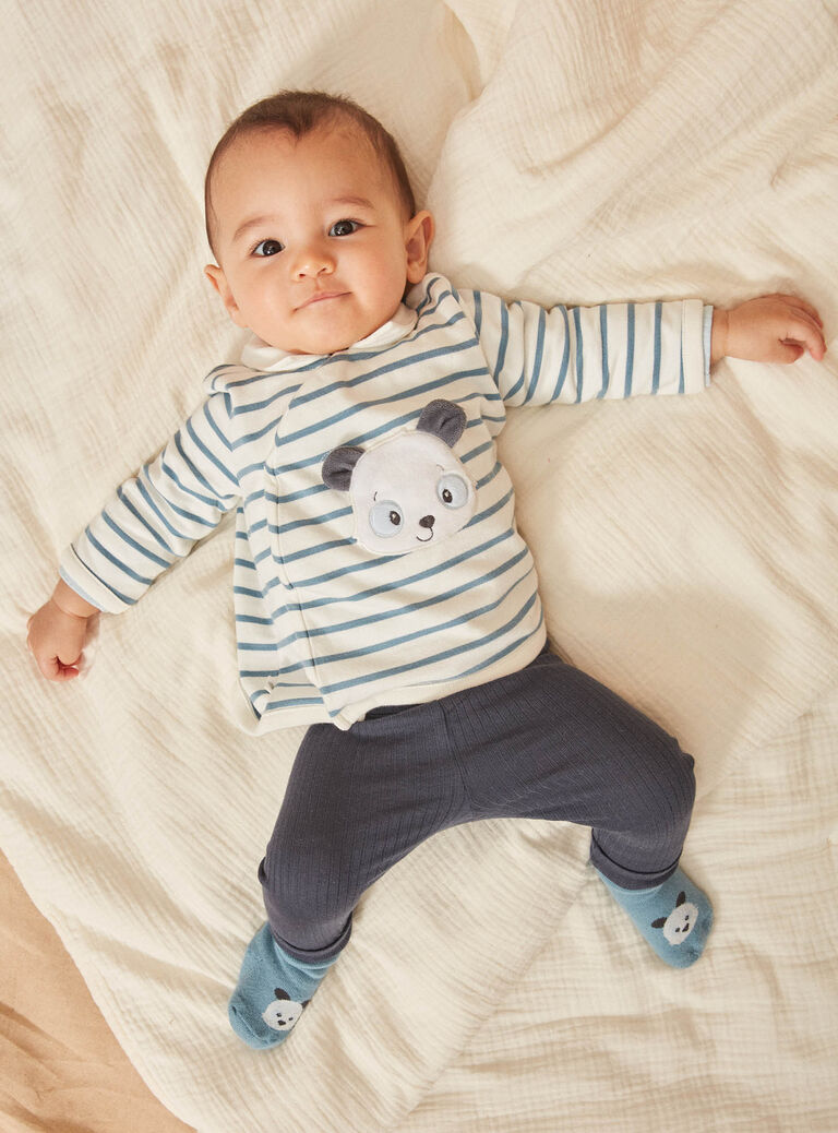 Sweat écru et bleu, legging bleu nuit et chaussettes bleues